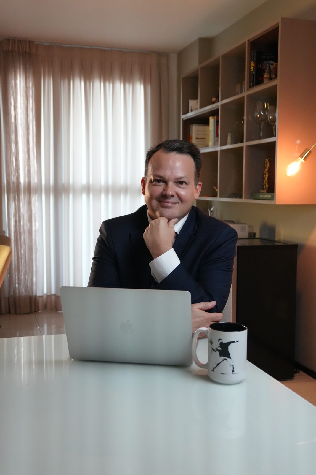 Fundador da Super Aprendizagem em seu escritório